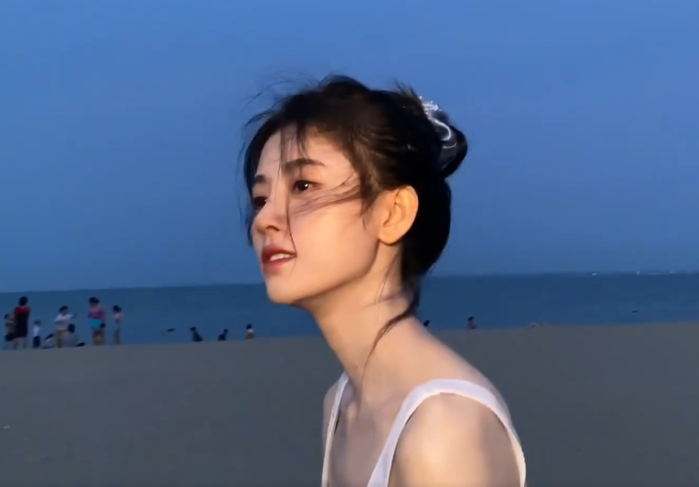 鞠婧祎|都说鞠婧祎肩窄，穿衣需垫肩，特意穿无袖上衣，看清肩宽，真实了