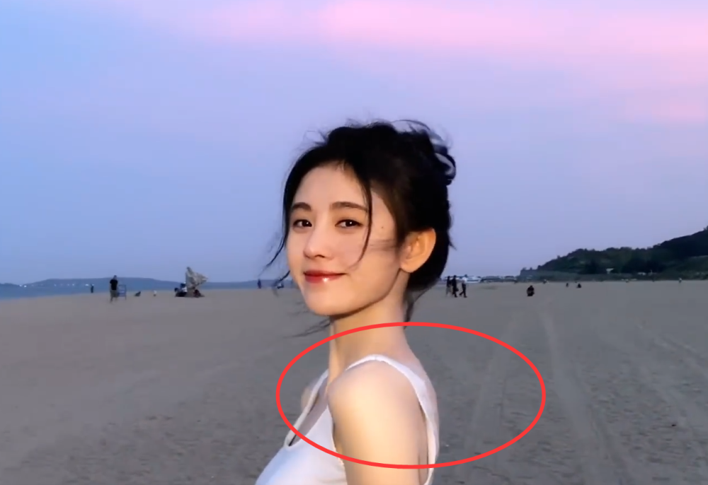 鞠婧祎|都说鞠婧祎肩窄，穿衣需垫肩，特意穿无袖上衣，看清肩宽，真实了