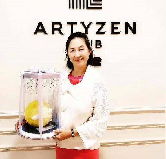 何超仪|真心佩服？二房何超仪晒杂志硬照，四太何超盈全点赞姐妹情深！