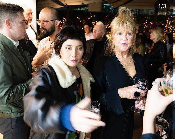 何超仪|真心佩服？二房何超仪晒杂志硬照，四太何超盈全点赞姐妹情深！