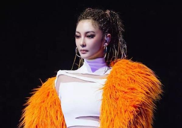 张雨绮|张雨绮成《乘风破浪》最大赢家，开播后拿下三个代言，成功翻盘！