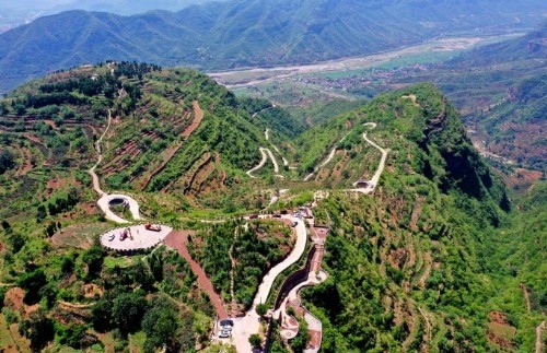 河南深山悬崖边有个百年古村，彷如空中石头堡，进山要走一条天路