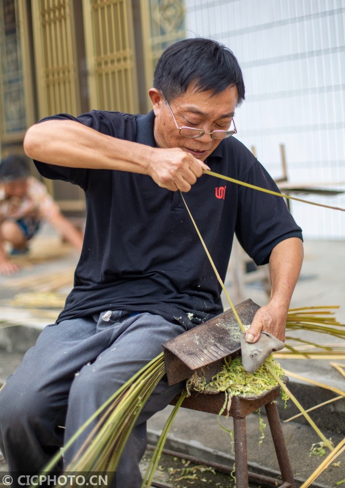 江苏海安老篾匠巧手促增收