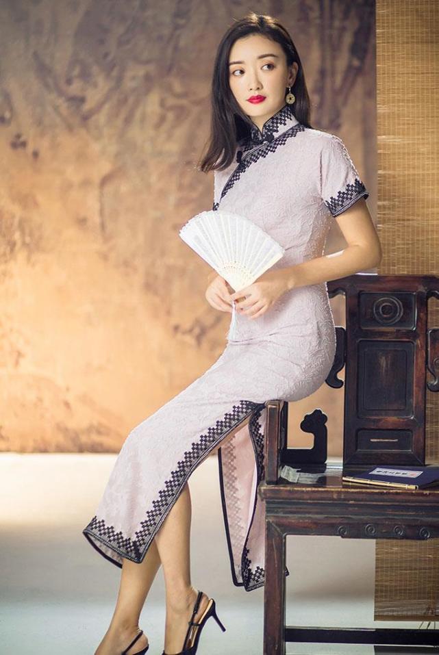 今年夏天的新宠:改良版旗袍,搭上合适的鞋子,美足整个夏天
