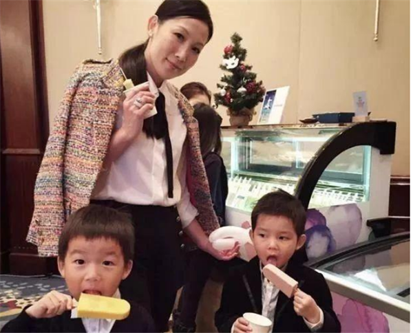 据说王华麟身价不菲,吴美珩安心的在家做着豪门太太,鲜少露面.