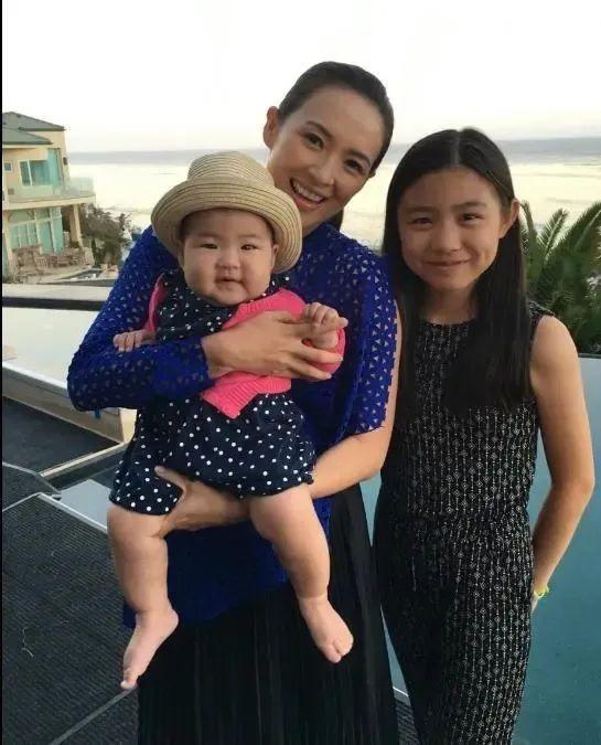 章子怡|章子怡两亿豪宅曝光，宫廷级装修太奢华，三层小楼还带泳池花园