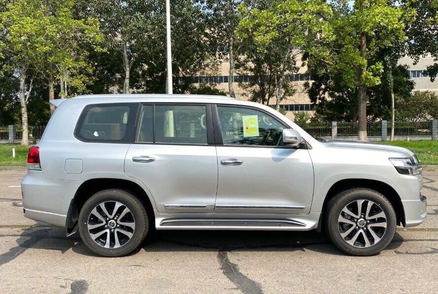 大批2021款丰田陆巡到港车长51米8缸动力四驱预售60万起