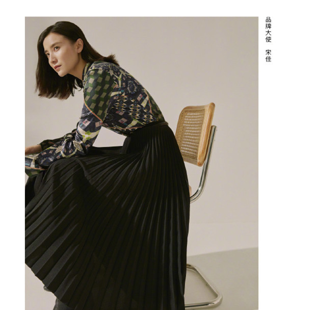 宋佳拍秋冬时装写真 碎花长裙也能穿出范儿 40岁仍美出自己的韵味 腾讯新闻
