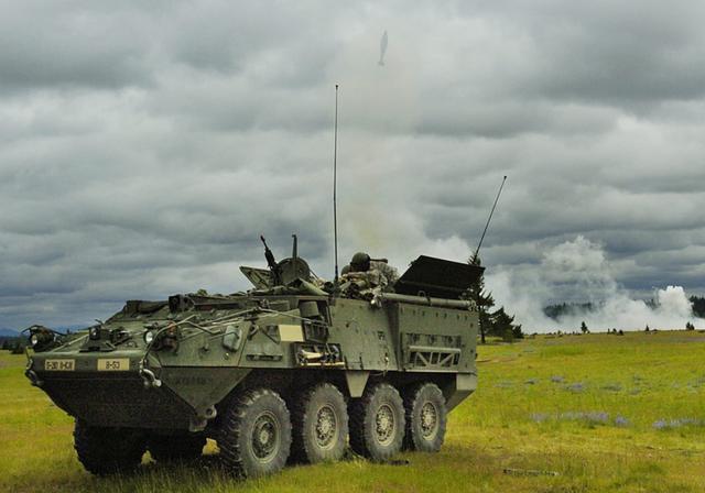 发射迫击炮弹瞬间的美国陆军现役m1129式120毫米轮式自行迫击炮