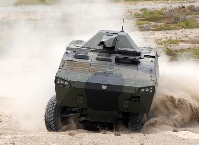 因而,目前美国陆军就需要有一款更为先进的轮式自行迫击炮来替代m1129