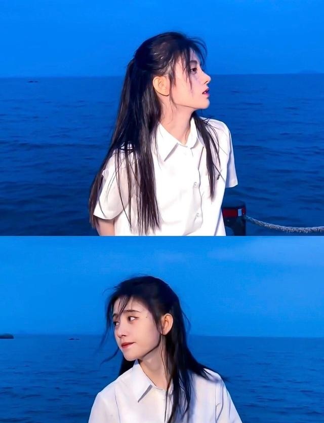 徐徐海風,清新少女,長髮披肩倚靠在欄杆,宛若一幅美麗的畫.