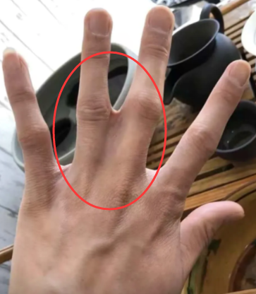 "凭啥取消我游泳比赛资格,裁判说我手不行?"哈哈哈怕你开挂