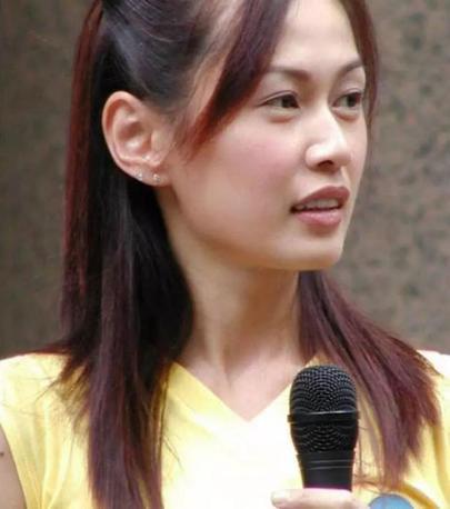 已经变成了一个胖大妈,完全失去了往日的色彩,从视频中的姚莹莹,完全
