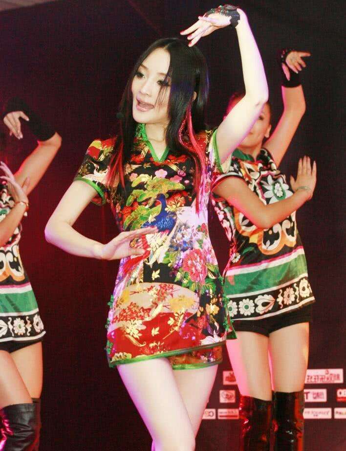 李小璐|即将复出？李小璐暴瘦脸颊凹陷，凌晨还在继续工作