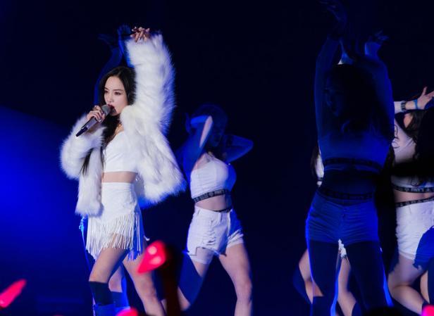 李小璐|即将复出？李小璐暴瘦脸颊凹陷，凌晨还在继续工作