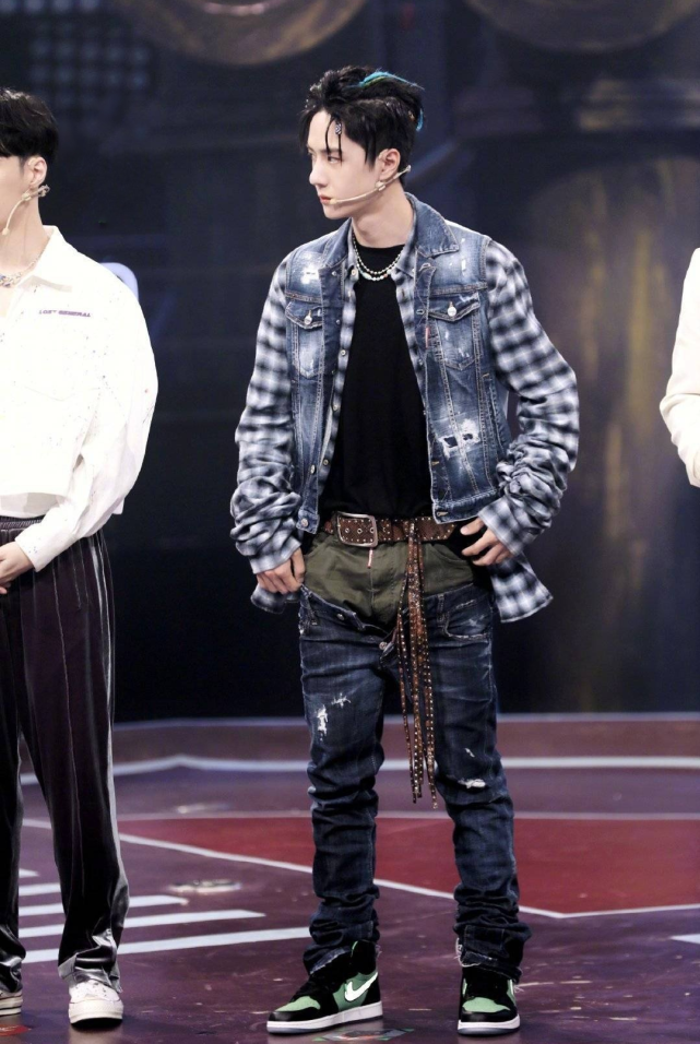 王一博赶着去录节目?牛仔裤都意外穿成堆堆裤,好在有"模特腿"