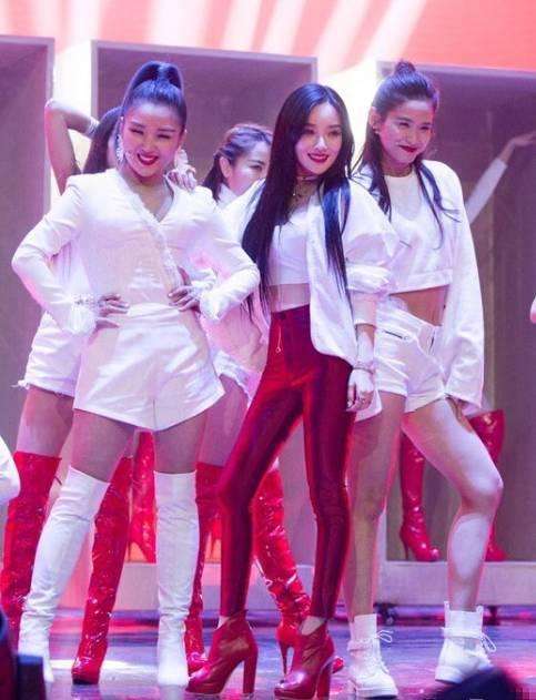 李小璐|即将复出？李小璐暴瘦脸颊凹陷，凌晨还在继续工作