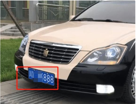 四川一辆"熊猫"皇冠,车牌888,比迈巴赫还有气势