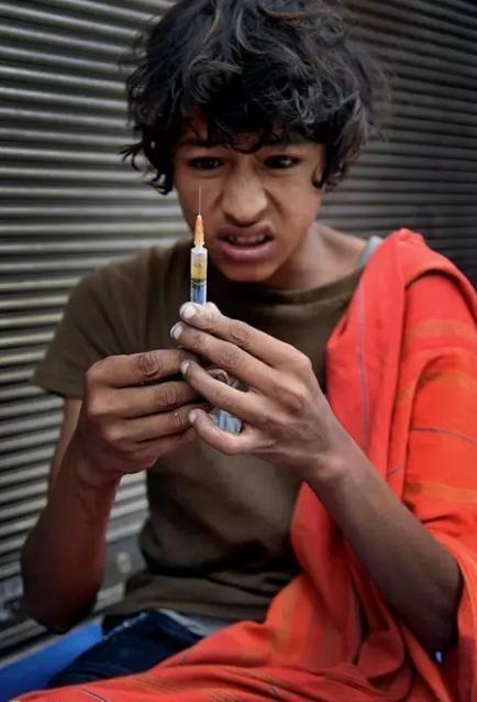 实拍中缅边境吸毒者,悲惨人生因何而起,镜头下的人间炼狱
