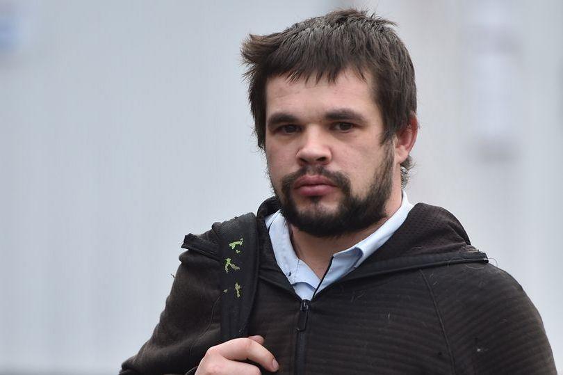 迈克尔·沃伦|英国男子因虐狗入狱，将德牧饿死家中，令其与腐肉排泄物为邻