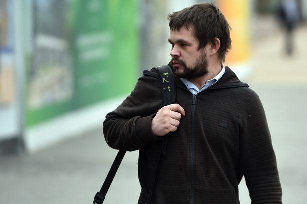 迈克尔·沃伦|英国男子因虐狗入狱，将德牧饿死家中，令其与腐肉排泄物为邻