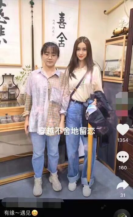 baby|Baby现身普陀山与路人合照，却被吐槽锥子脸极不自然