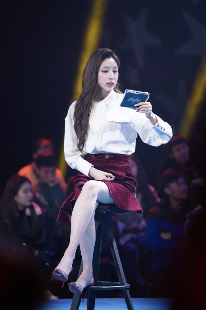 被主持人马凡舒种草粗花呢连衣裙穿出好气质小鸟腿真迷人