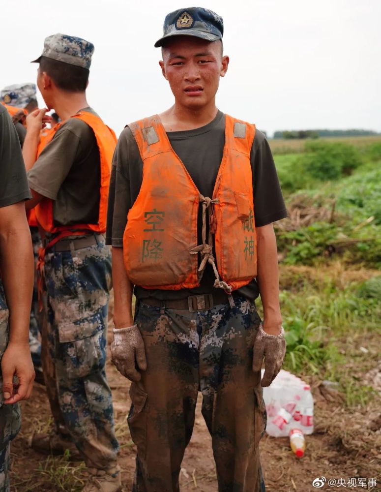 官兵們咬咬牙,又繼續加入戰鬥手腳磨出血泡,沙袋蹭傷脖子皮膚曬傷,大