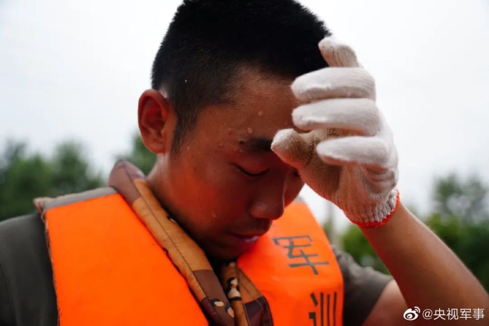 沙袋蹭傷脖子皮膚曬傷,大面積脫皮空降勇士持續奮戰抗洪一線白天35