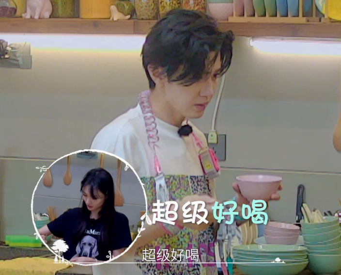 郑爽直言她做的酸梅汤超好喝,新人不敢反驳,脸上表情却说明一切