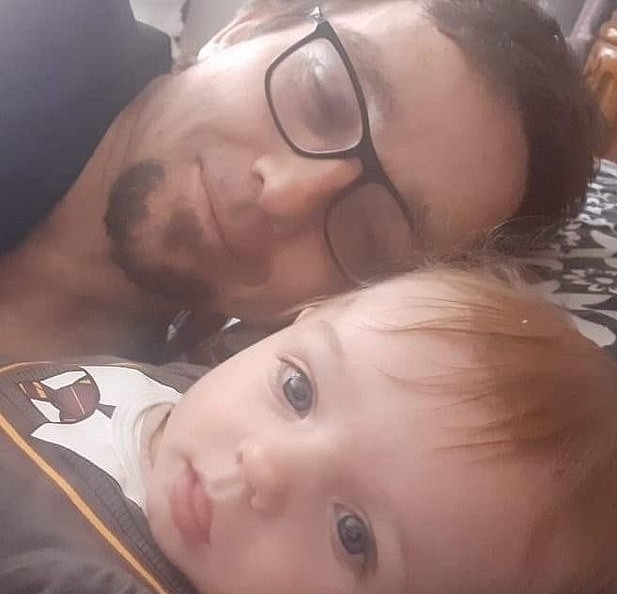 安吉拉·马丁|新西兰8岁男孩为救妹妹与她一起葬身火场，妈妈逃出来后崩溃大哭