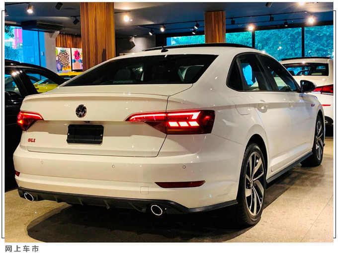 大众速腾运动版进店实拍搭20t引擎造型更激进不是隐藏排气