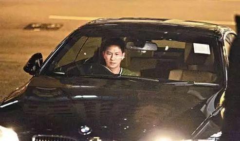 张家辉|张家辉56岁人字拖低调出行，顾家拍戏身家上亿，影帝也真商业鬼才