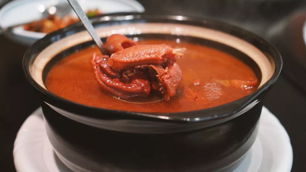 是福建福州地区汉族传统名菜之一,属于闽菜,是将肥母鸡加红糟煮熟,醉