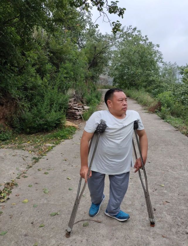 因患小儿麻痹而永远拄上了双拐,但他不断突破自己,通过快手,演绎着