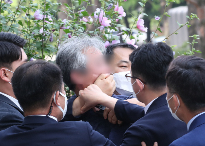 韩国法院|向韩国总统文在寅扔鞋男子获释 法院驳回拘捕令：缺乏必要性