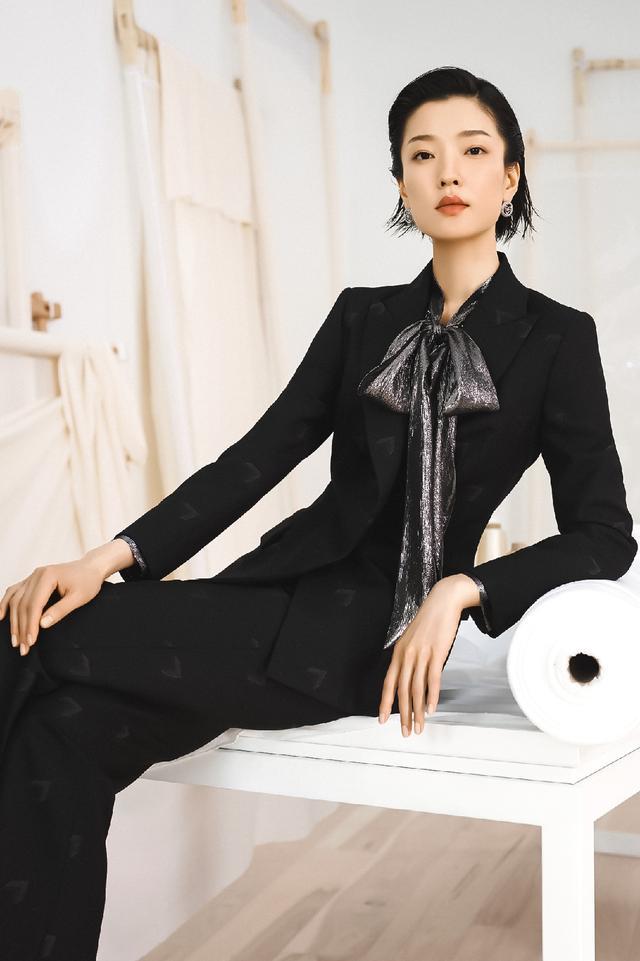 剪裁得体的黑色西装套装,穿在杜鹃身上,也是格外有韵味,杜鹃的身材
