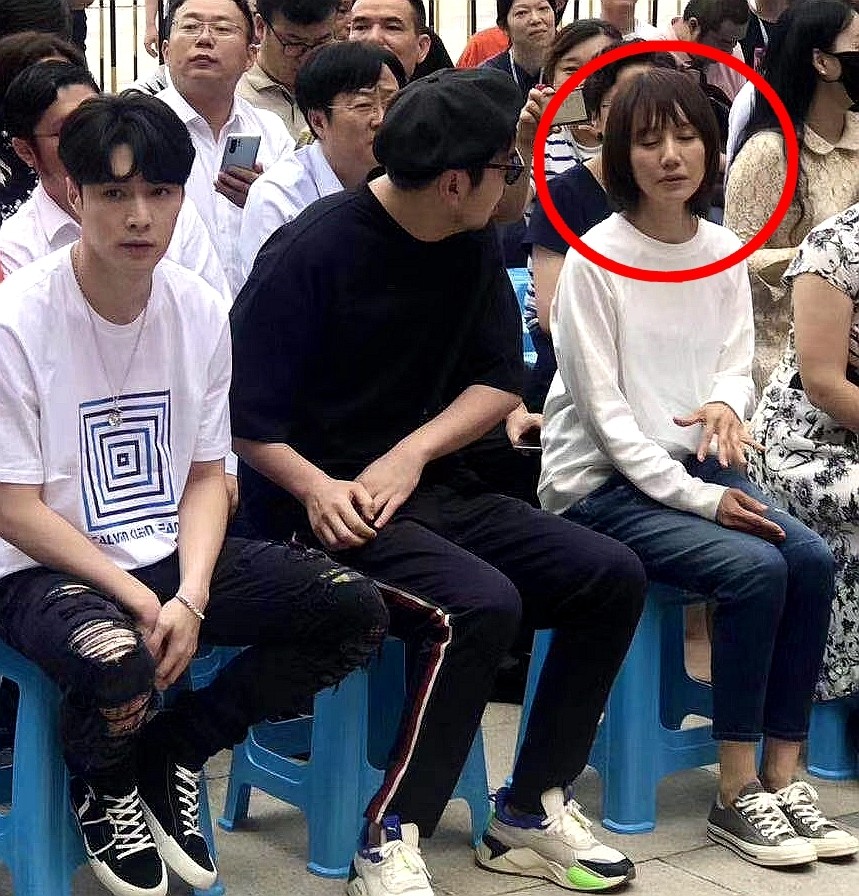 袁泉|袁泉由仨壮男陪伴到医院看病，夏天穿厚外套显瘦弱，病恹恹很憔悴