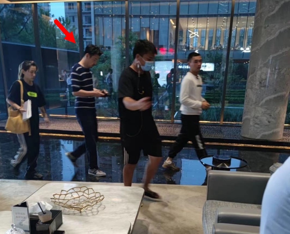 袁泉|袁泉由仨壮男陪伴到医院看病，夏天穿厚外套显瘦弱，病恹恹很憔悴