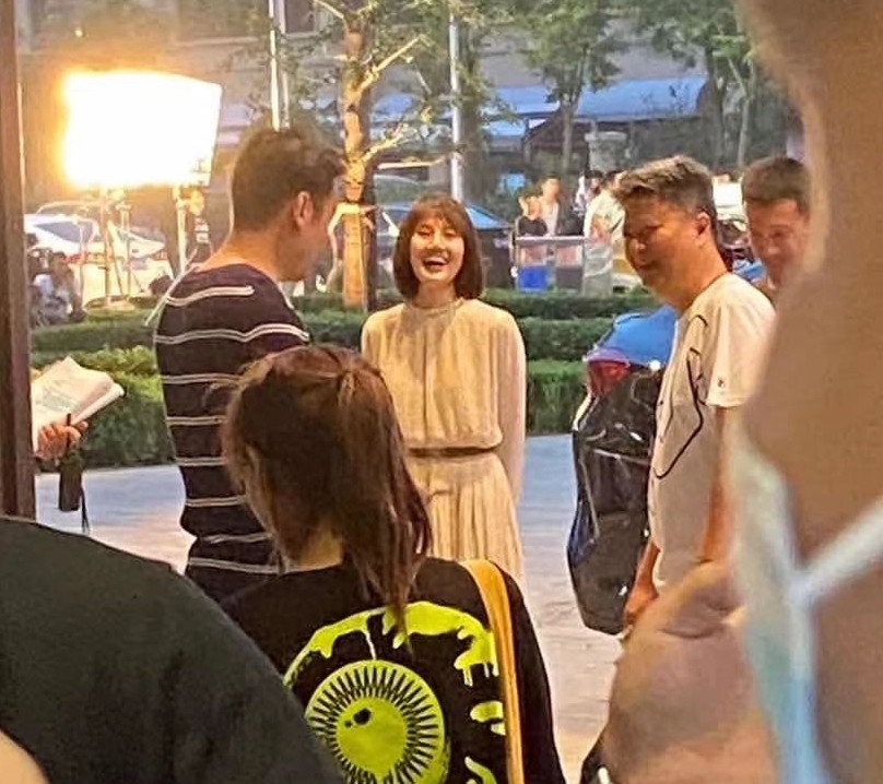 袁泉|袁泉由仨壮男陪伴到医院看病，夏天穿厚外套显瘦弱，病恹恹很憔悴