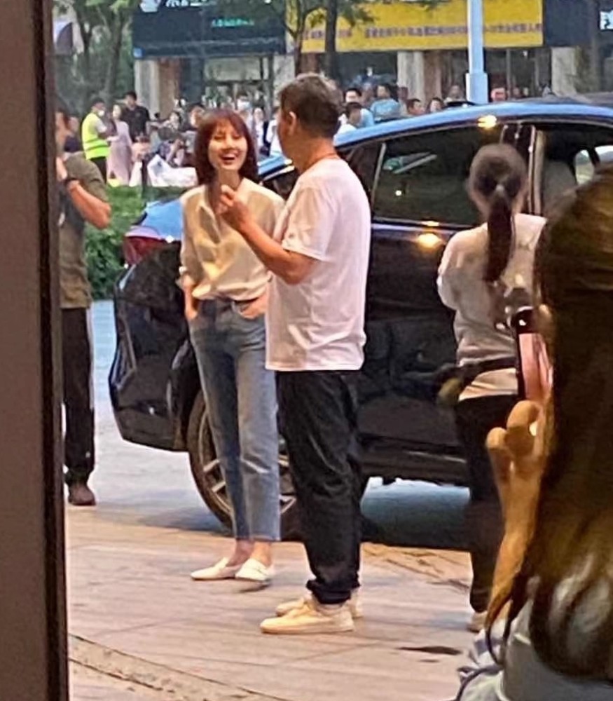 袁泉|袁泉由仨壮男陪伴到医院看病，夏天穿厚外套显瘦弱，病恹恹很憔悴