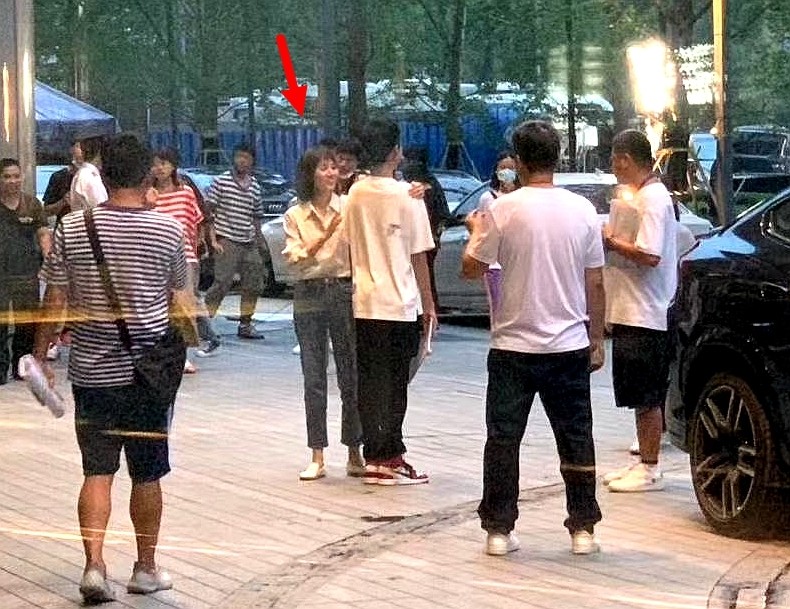 袁泉|袁泉由仨壮男陪伴到医院看病，夏天穿厚外套显瘦弱，病恹恹很憔悴