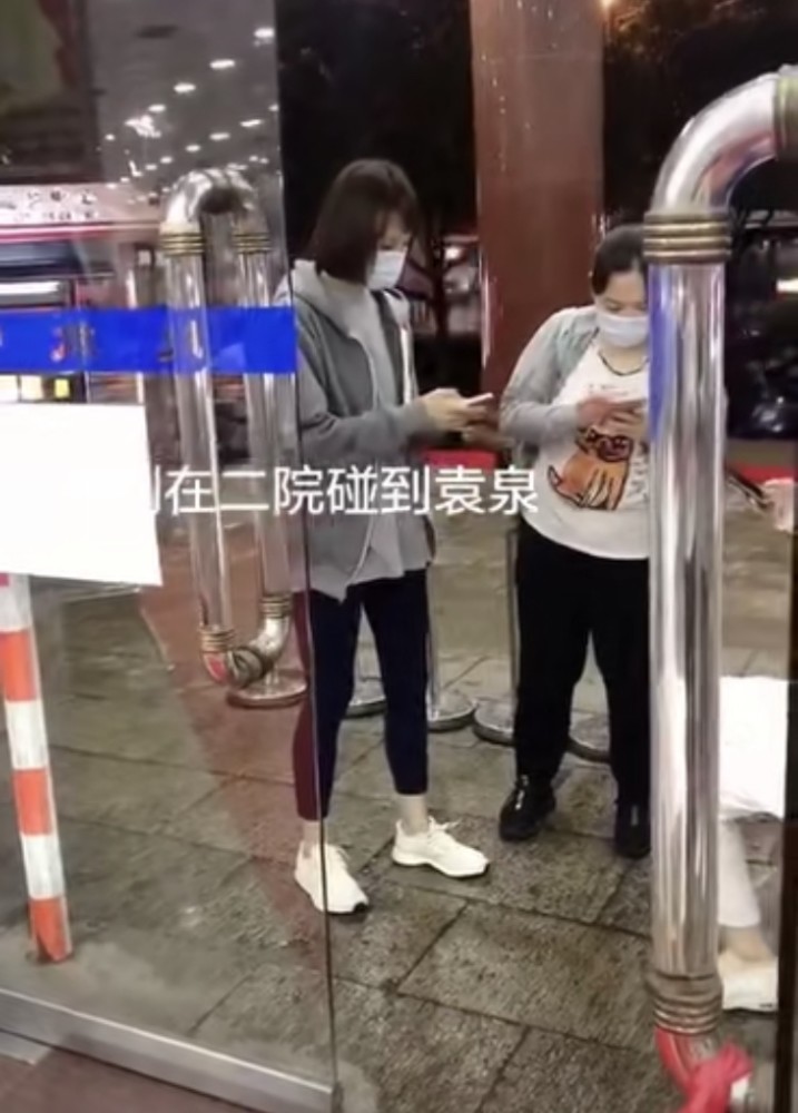 袁泉|袁泉由仨壮男陪伴到医院看病，夏天穿厚外套显瘦弱，病恹恹很憔悴