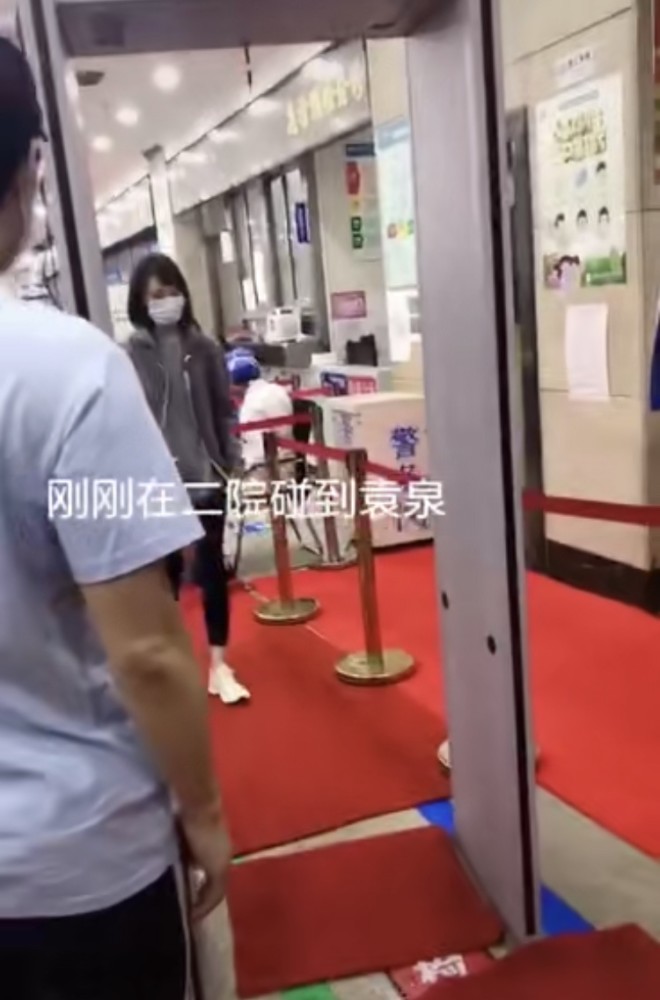 袁泉|袁泉由仨壮男陪伴到医院看病，夏天穿厚外套显瘦弱，病恹恹很憔悴