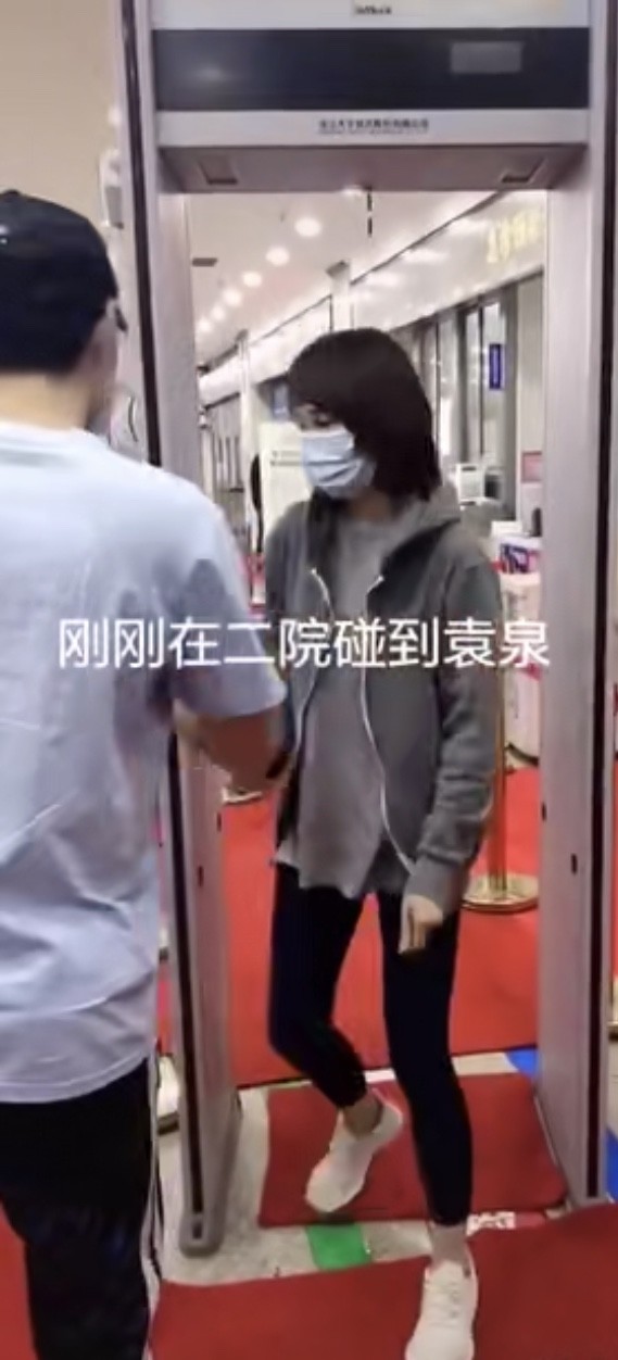 袁泉|袁泉由仨壮男陪伴到医院看病，夏天穿厚外套显瘦弱，病恹恹很憔悴