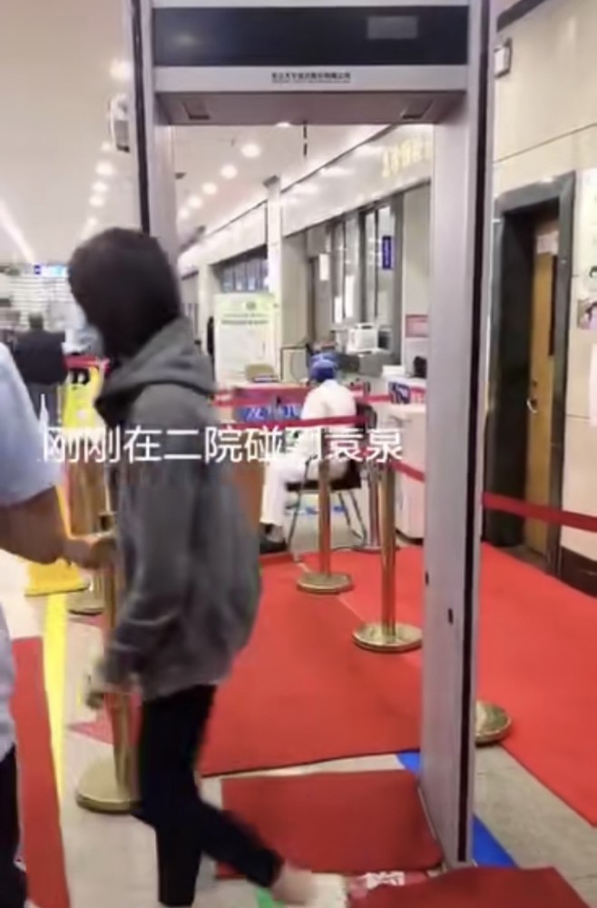 袁泉|袁泉由仨壮男陪伴到医院看病，夏天穿厚外套显瘦弱，病恹恹很憔悴