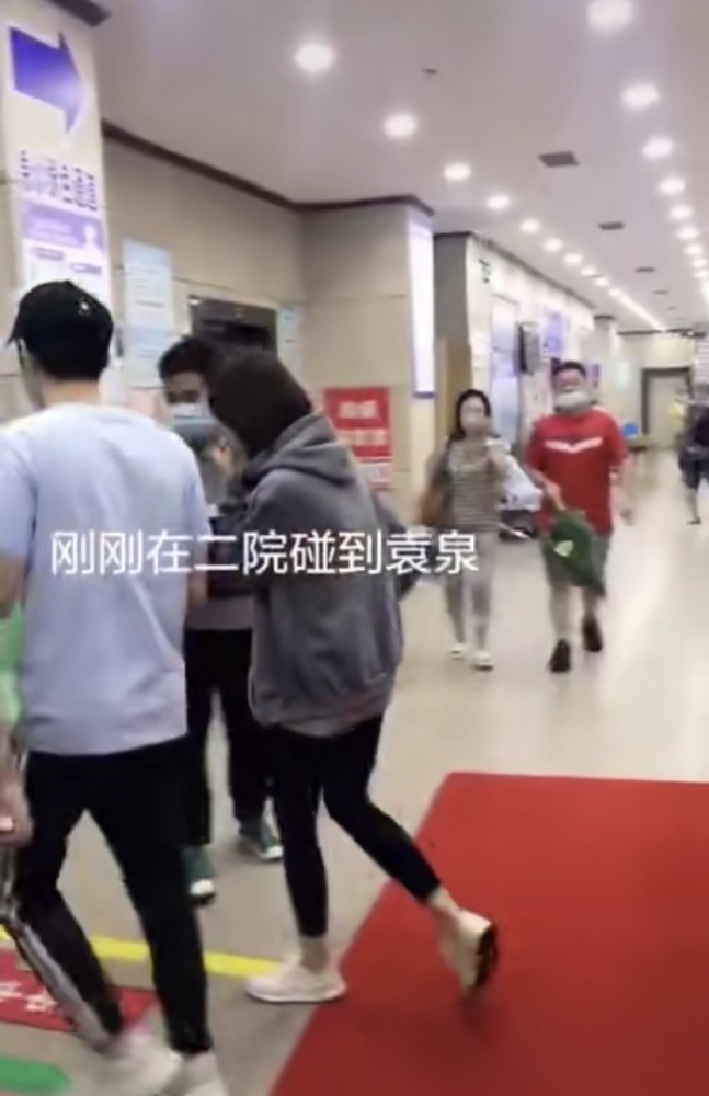袁泉|袁泉由仨壮男陪伴到医院看病，夏天穿厚外套显瘦弱，病恹恹很憔悴