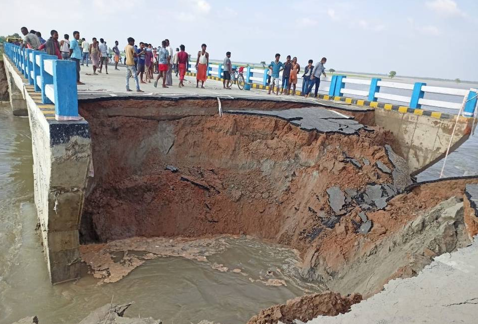 印度_社会|印度豆腐渣工程：大桥建8年，刚用29天就被冲毁