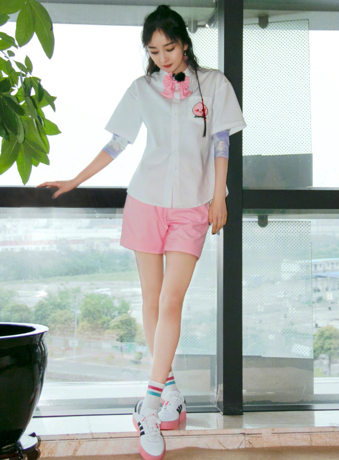 杨幂|阔腿裤真过时了！杨幂“大爷裤”走红网络，秀出天然腿太优了