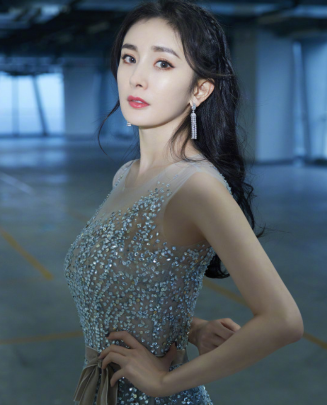 杨幂|阔腿裤真过时了！杨幂“大爷裤”走红网络，秀出天然腿太优了